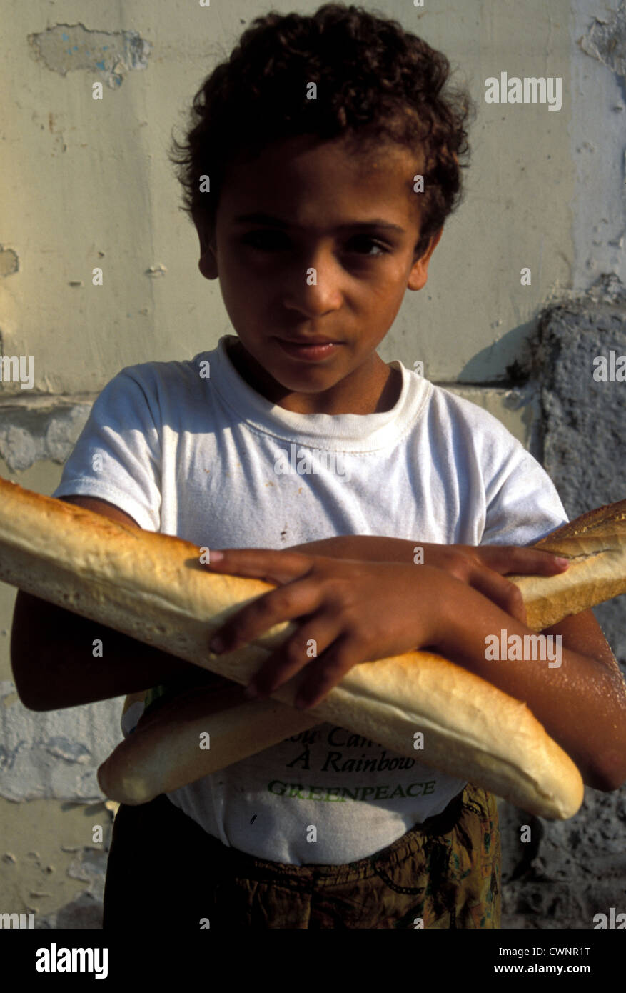 Jeune garçon portant accueil baguettes en Tunisie Banque D'Images