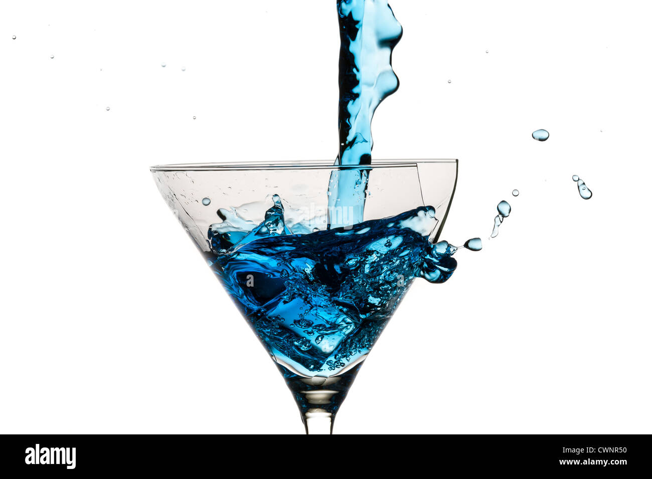 Des cubes de glace et de verre rempli de liqueur bleu sur fond blanc Banque D'Images