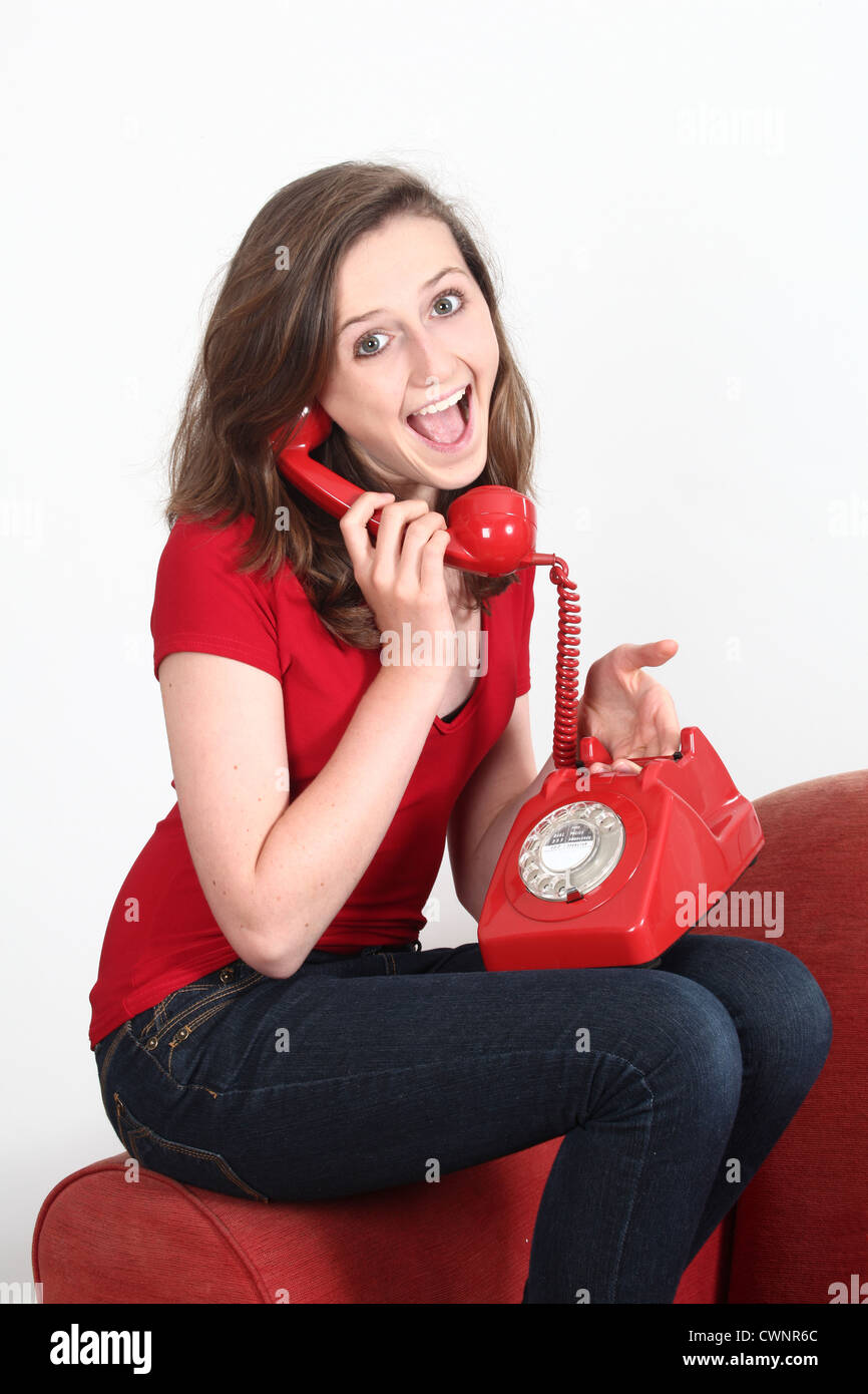 Teenage girl holding un vieux téléphone de style à la hâte. Banque D'Images