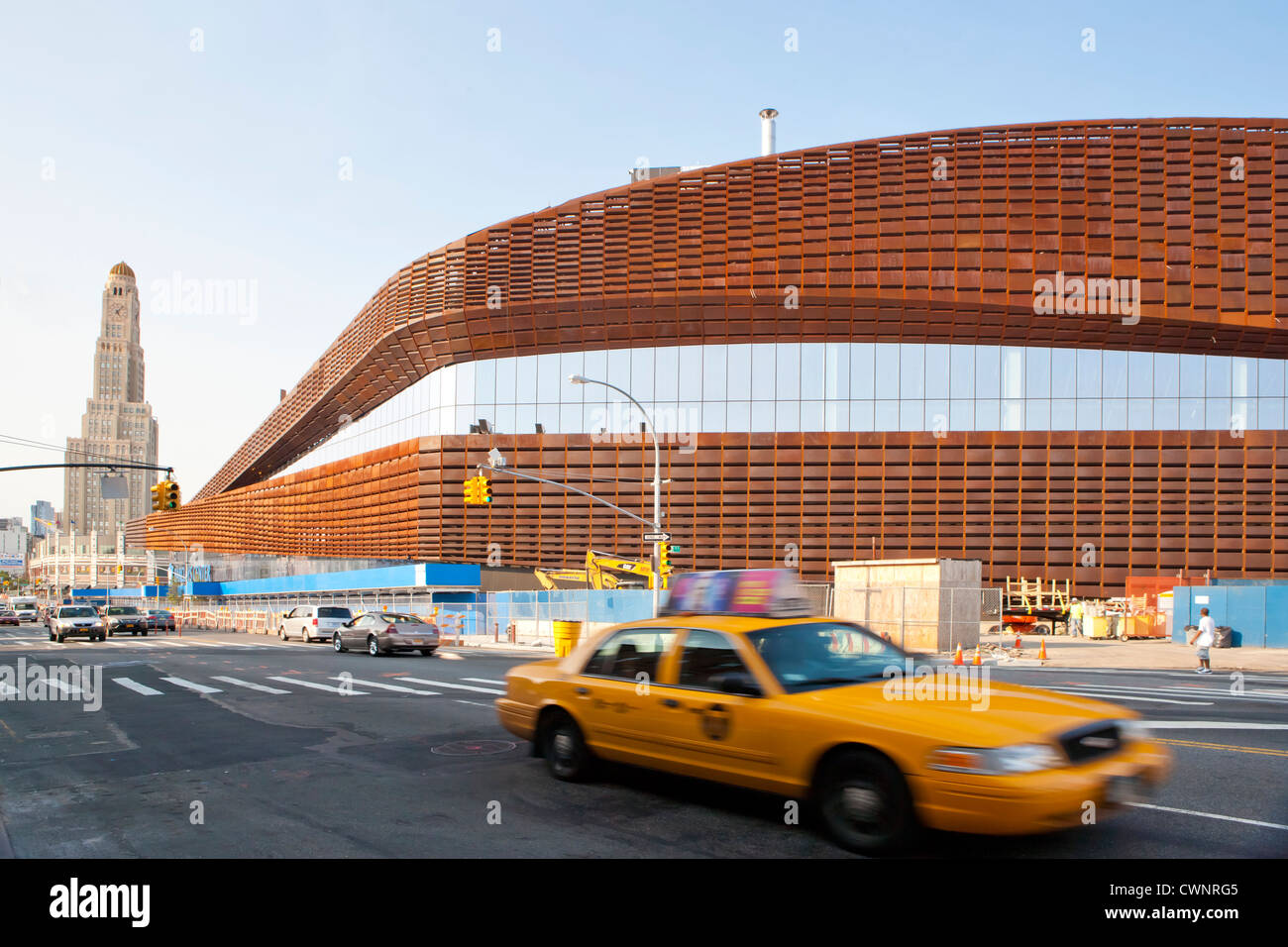 New York City Taxi drives passez le nouveau Barclays Center accueil du Brooklyn Nets Sports Arena et salle de Concert. Le monument Williamsburgh Savings Bank Tower en arrière-plan, Brooklyn, NY, USA Banque D'Images