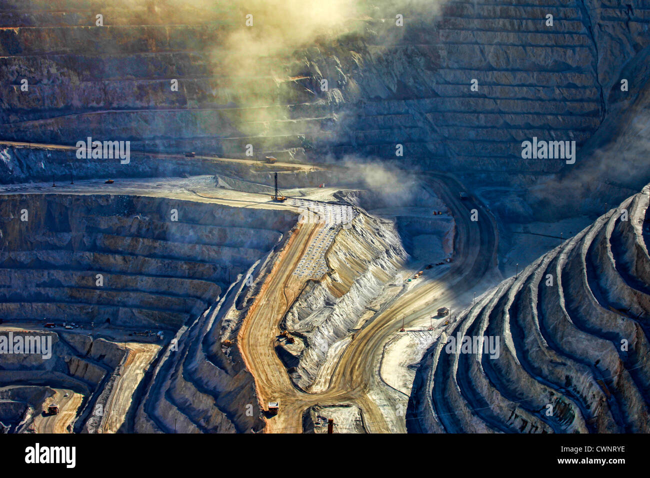 Fosse mitoyenne de la Kennecott Mine de cuivre au centre de l'Utah. Avec des routes à ciel ouvert. Plus grande mine de cuivre à ciel ouvert. Banque D'Images