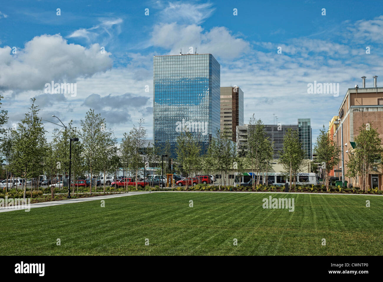 Paysage urbain du centre-ville d'Anchorage, Alaska. Journée d'été lumineux avec ciel bleu et quelques nuages. Banque D'Images