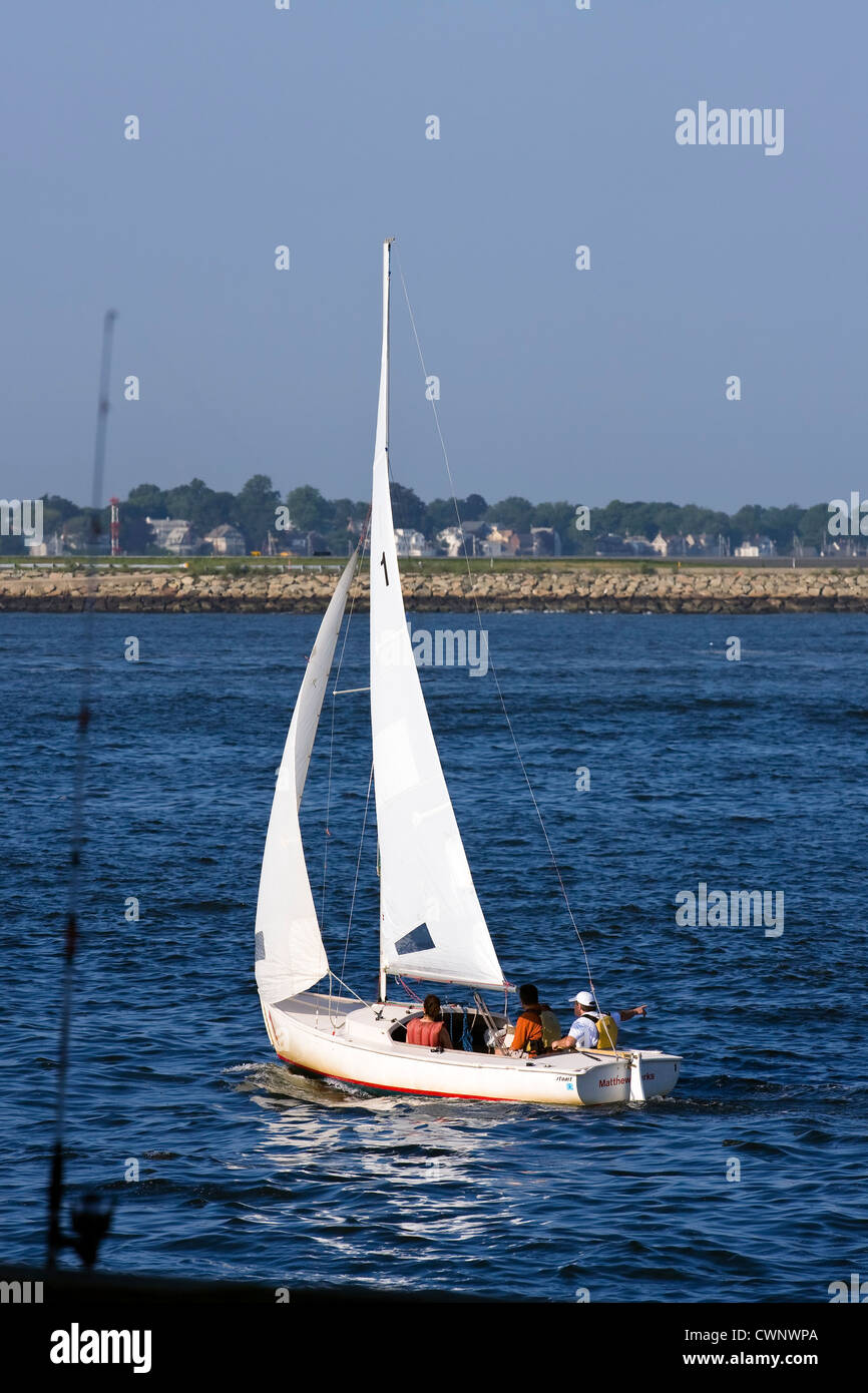 Apprendre à naviguer dans un petit voilier dans le port de Boston, Boston Massachusetts Banque D'Images
