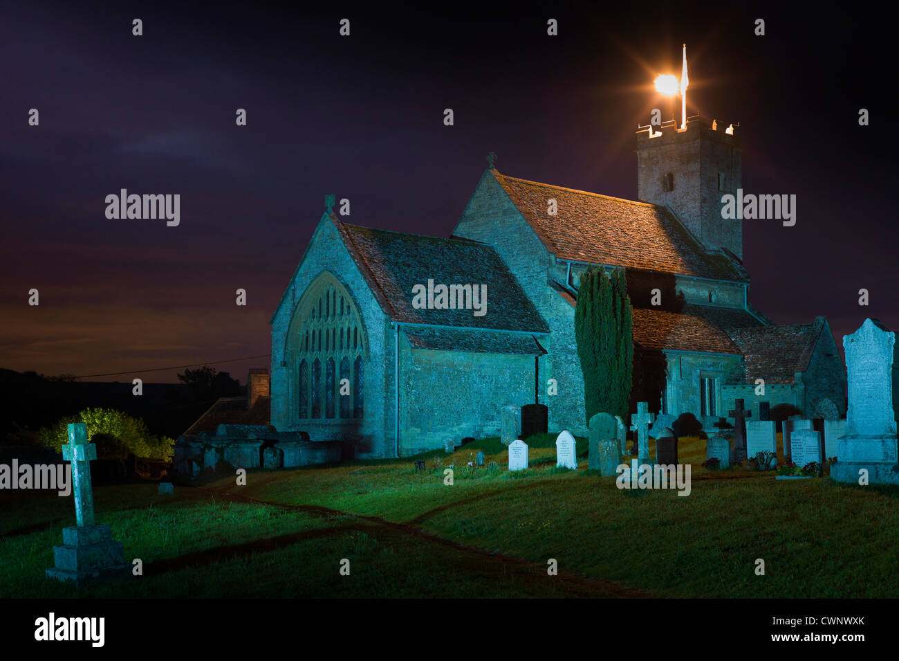 Phare allumé sur le clocher de l'église de St Mary's Church pour célébrer le Jubilé de diamant de la Reine à Swinbrook village dans les Cotswolds, Royaume-Uni Banque D'Images