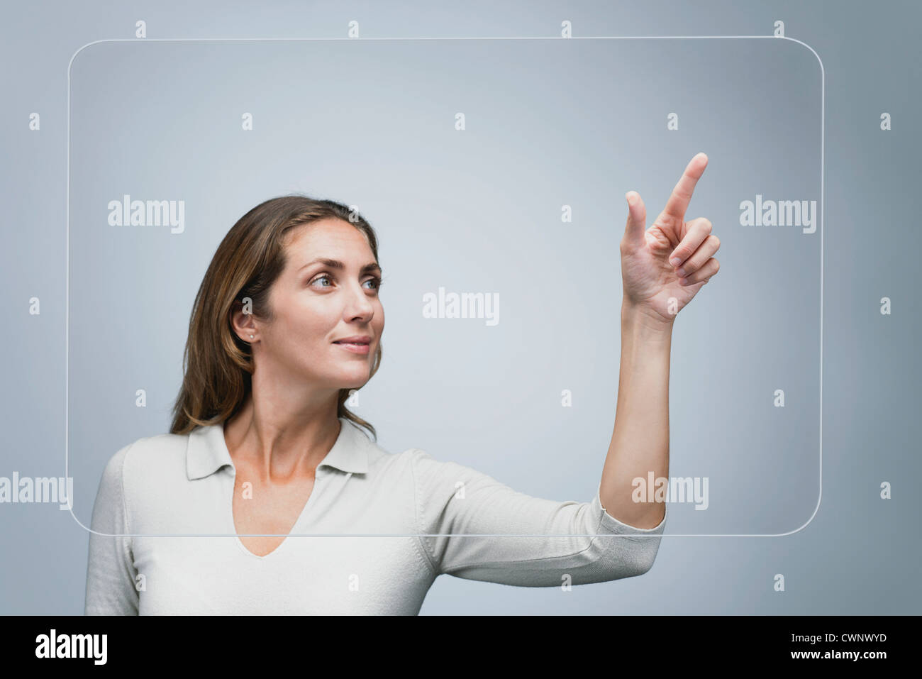 Femme à l'aide d'un grand écran tactile transparent Banque D'Images