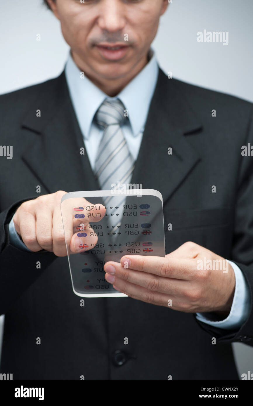 Businessman reading business data sur tablette numérique avancée, cropped Banque D'Images