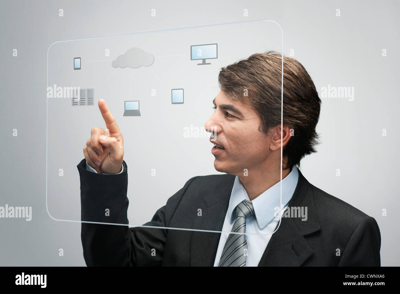 Businessman using la technologie cloud computing sur l'interface de l'écran tactile avancé Banque D'Images