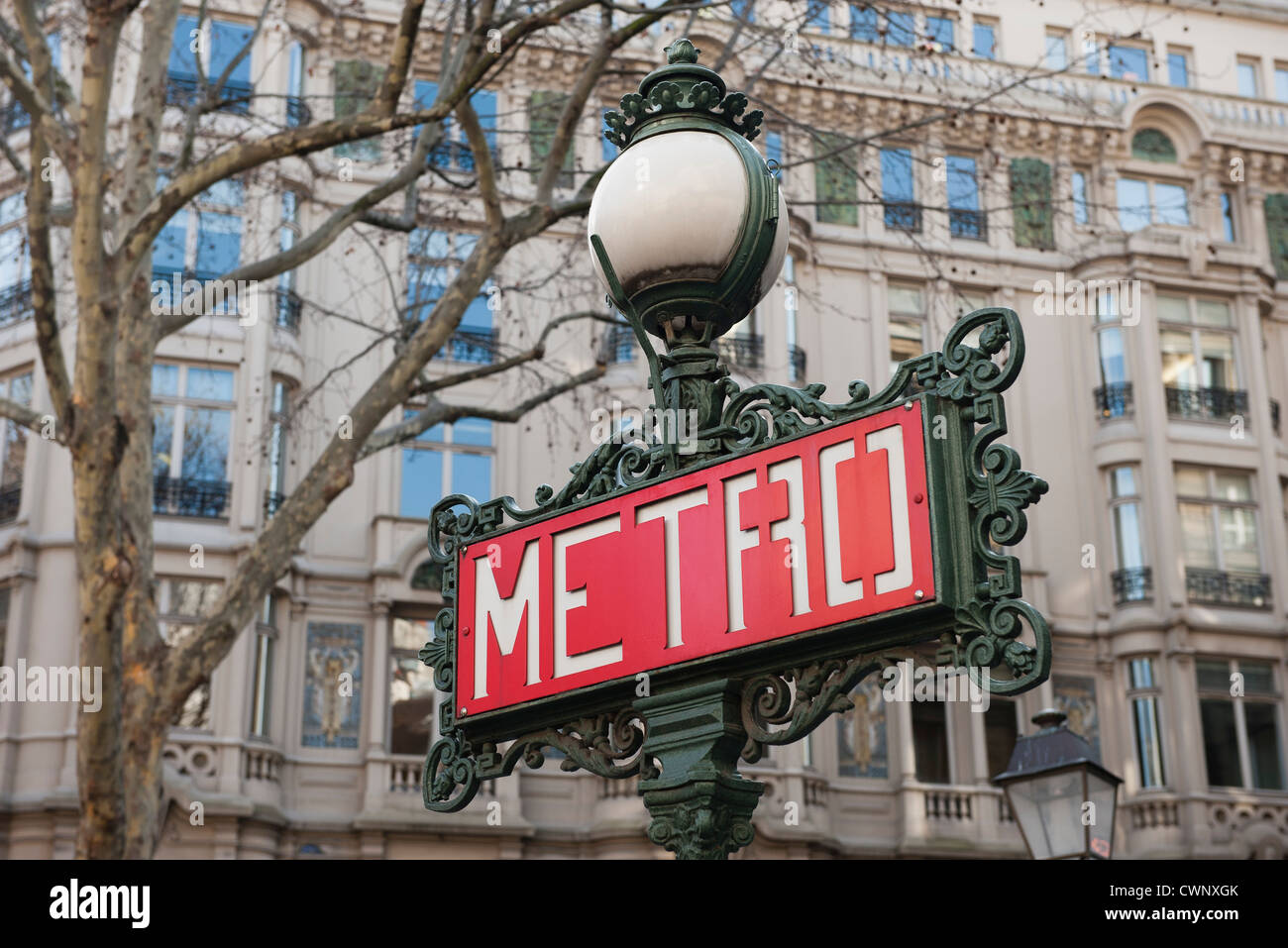 France, Paris, Paris Métro signe sur lamp post Banque D'Images