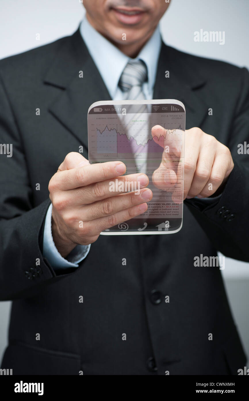 Businessman using digital tablet avancé pour accéder aux données boursières, cropped Banque D'Images