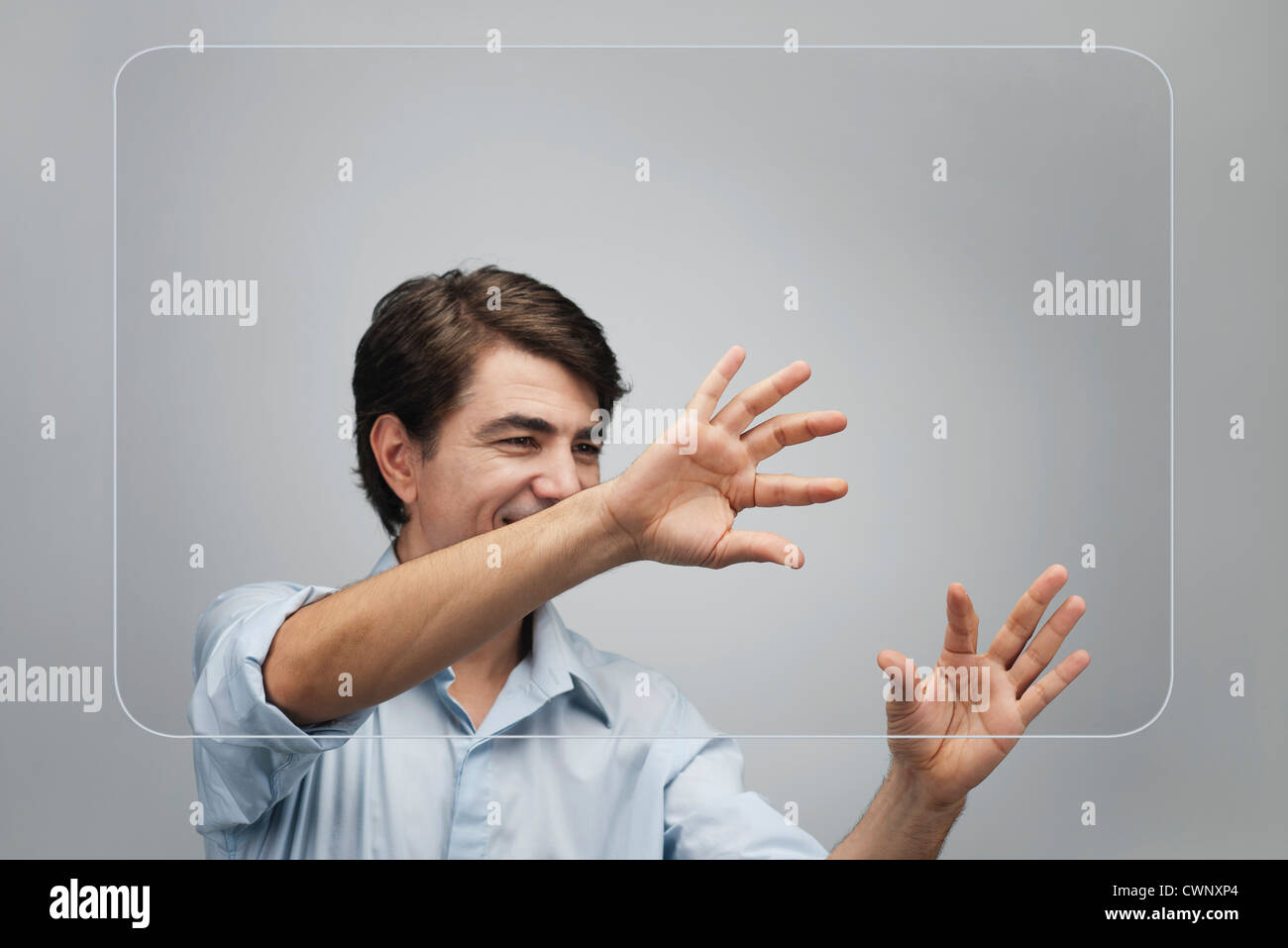 L'homme à l'aide d'un grand écran tactile transparent Banque D'Images
