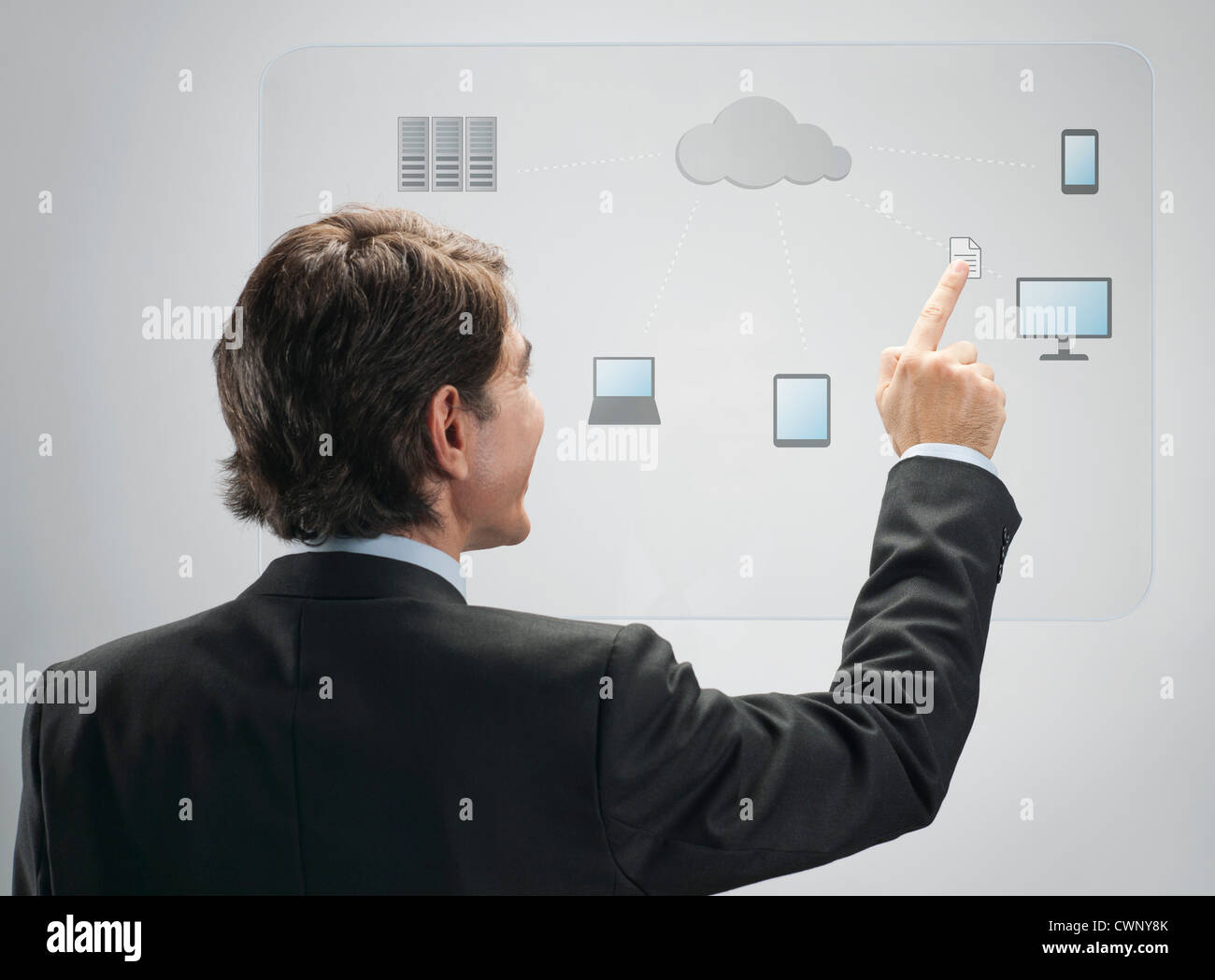 Businessman using la technologie cloud computing sur l'interface de l'écran tactile avancé Banque D'Images