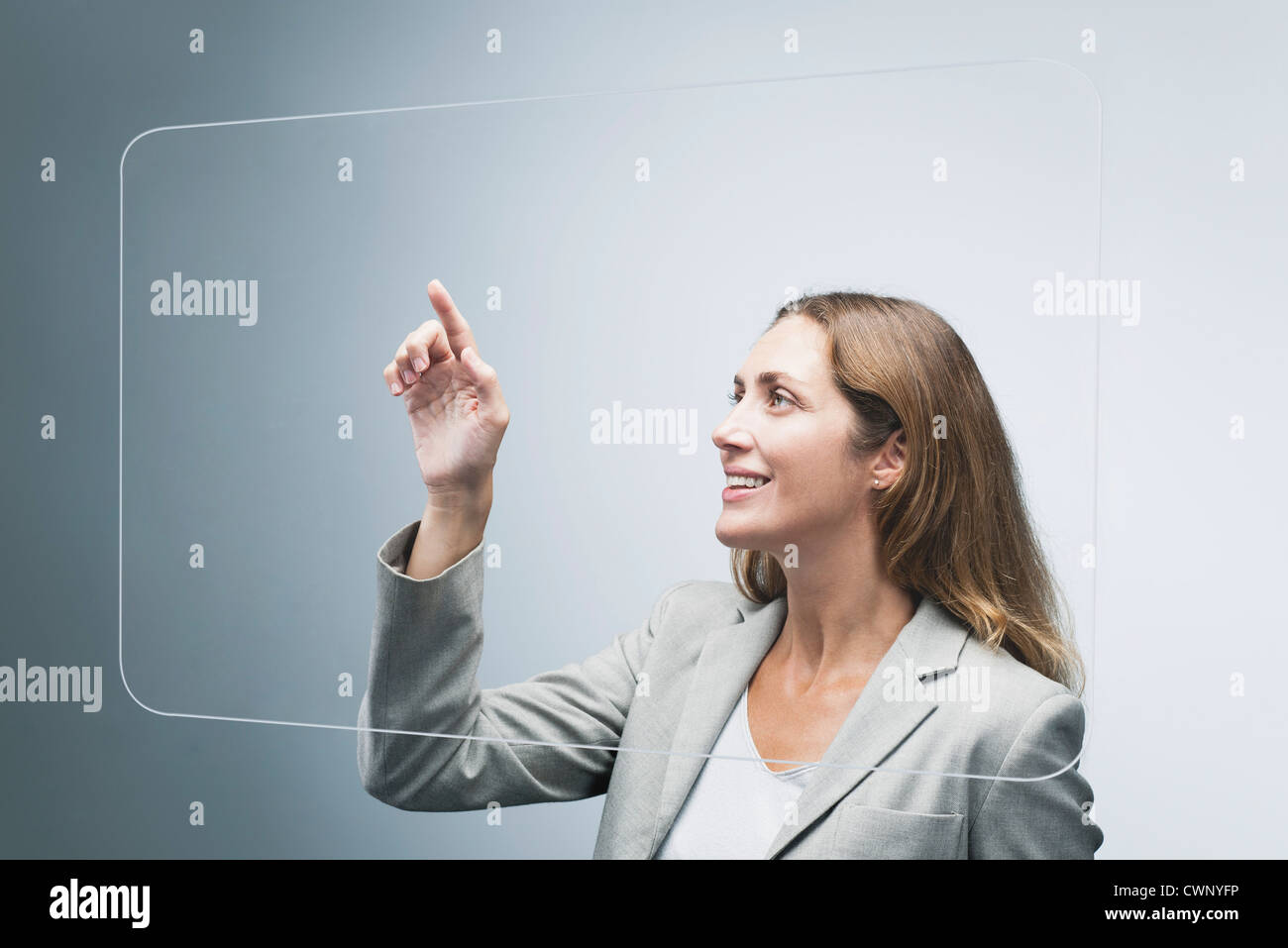 Businesswoman using large écran tactile transparent Banque D'Images