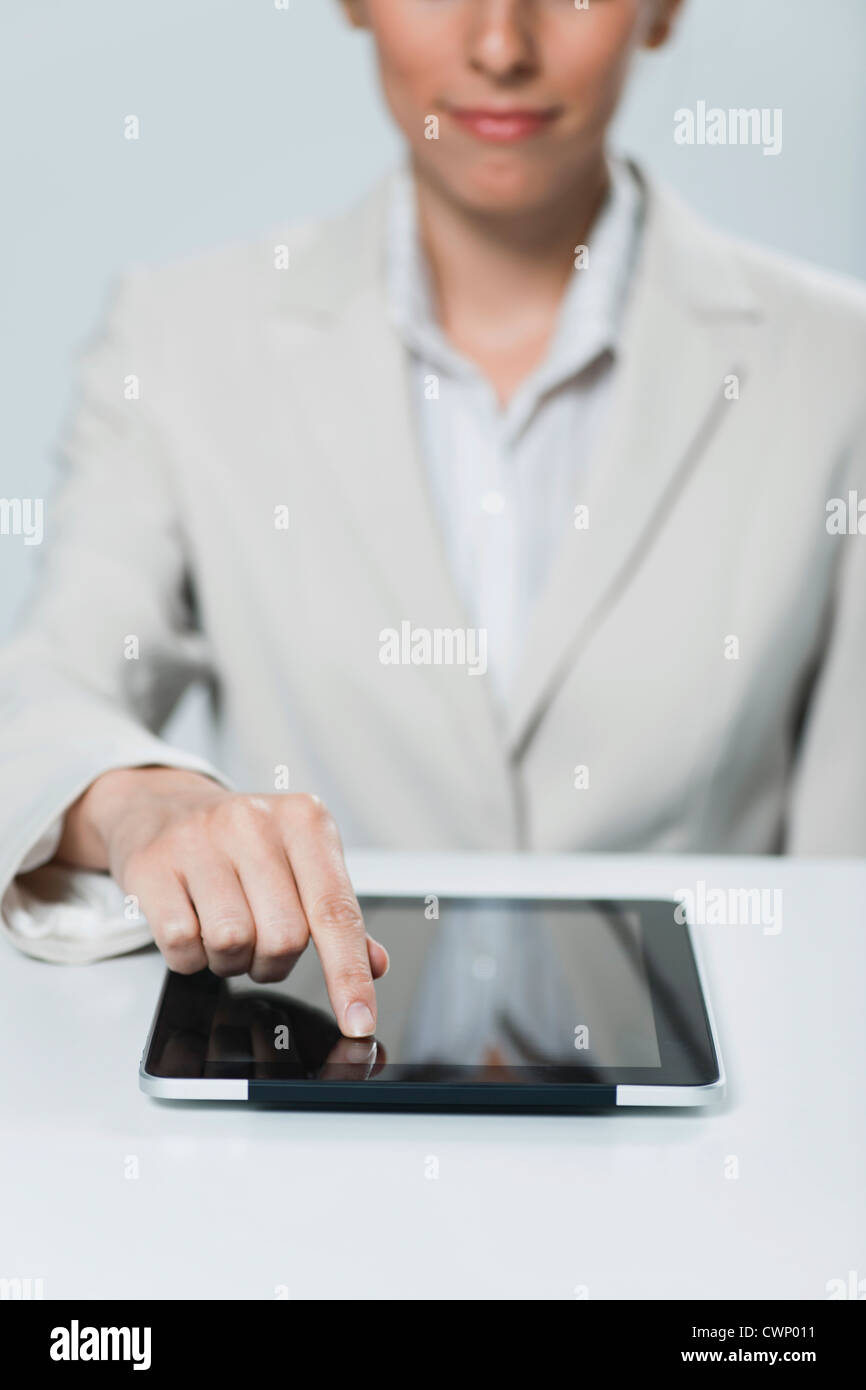 Businesswoman using digital tablet sur écran tactile Banque D'Images