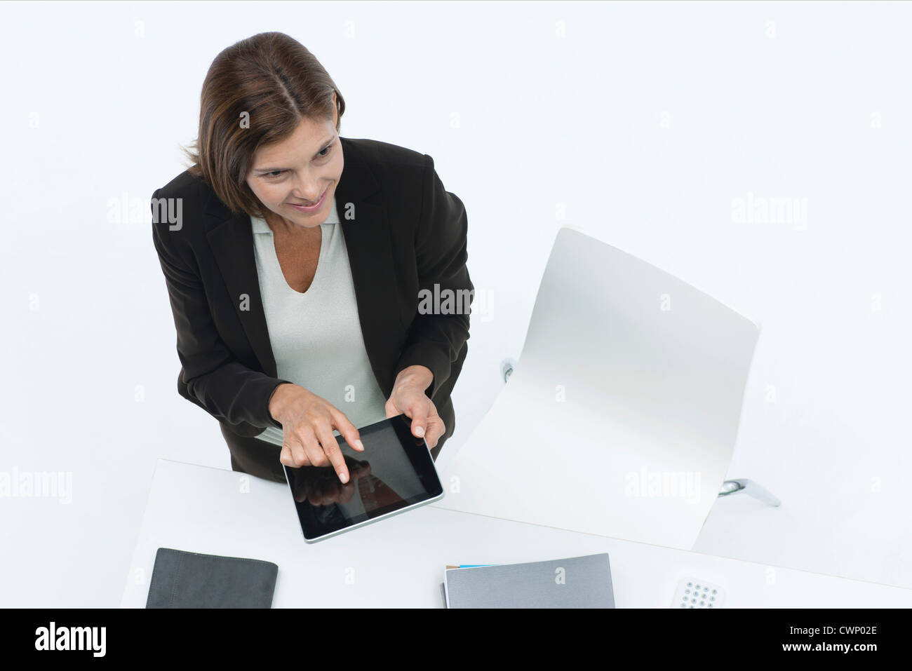Businesswoman using digital tablet, high angle view Banque D'Images