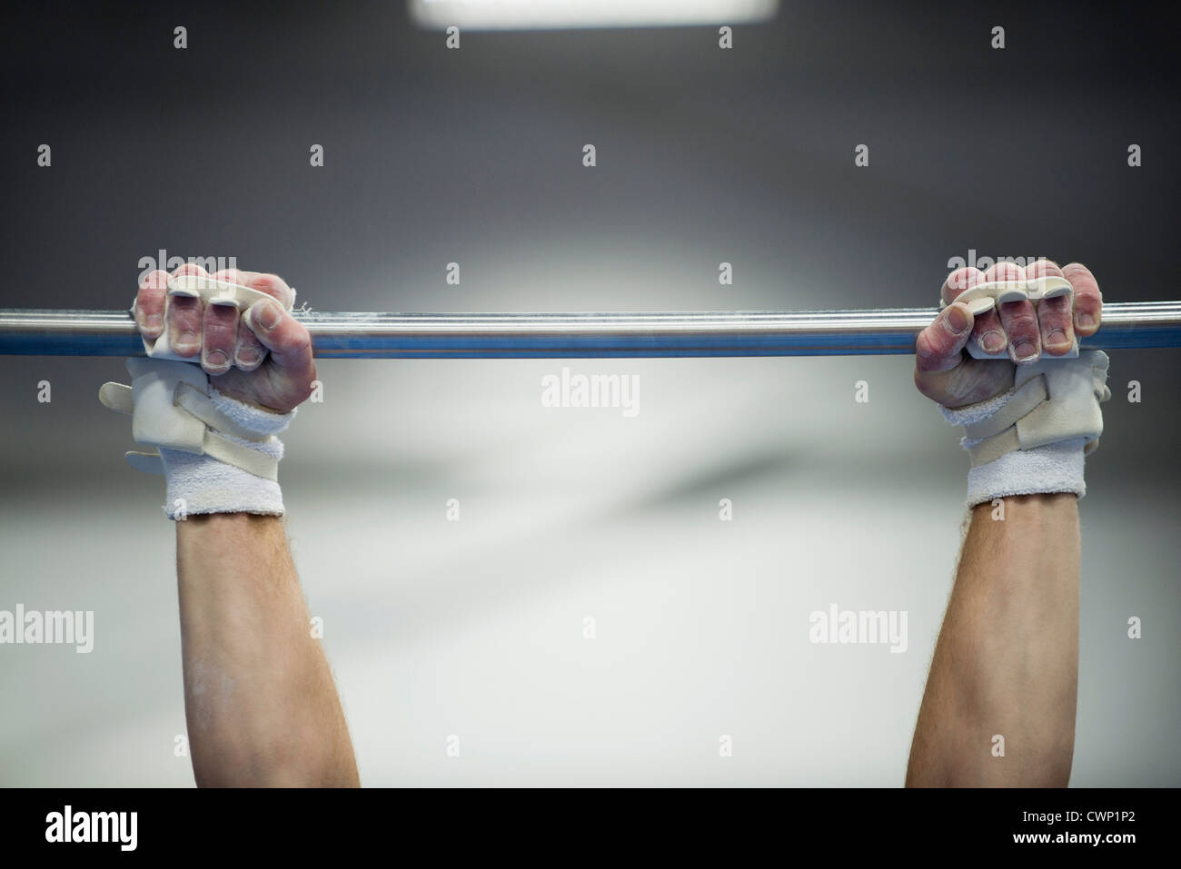Les bras du gymnaste barre horizontale préhension, cropped Banque D'Images