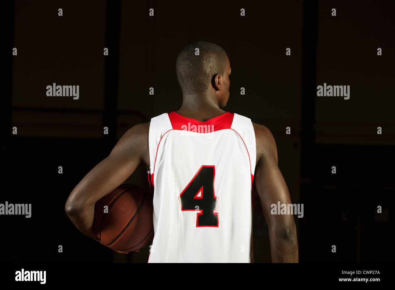 Basket-ball, basket-ball player holding vue arrière Banque D'Images