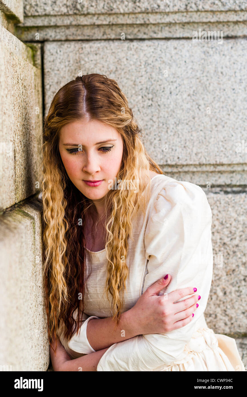 Une jeune femme attrayante solitaire triste avec de longs cheveux blonds dans une mariée alternative Alt, des photos de mode sur le site UK Banque D'Images