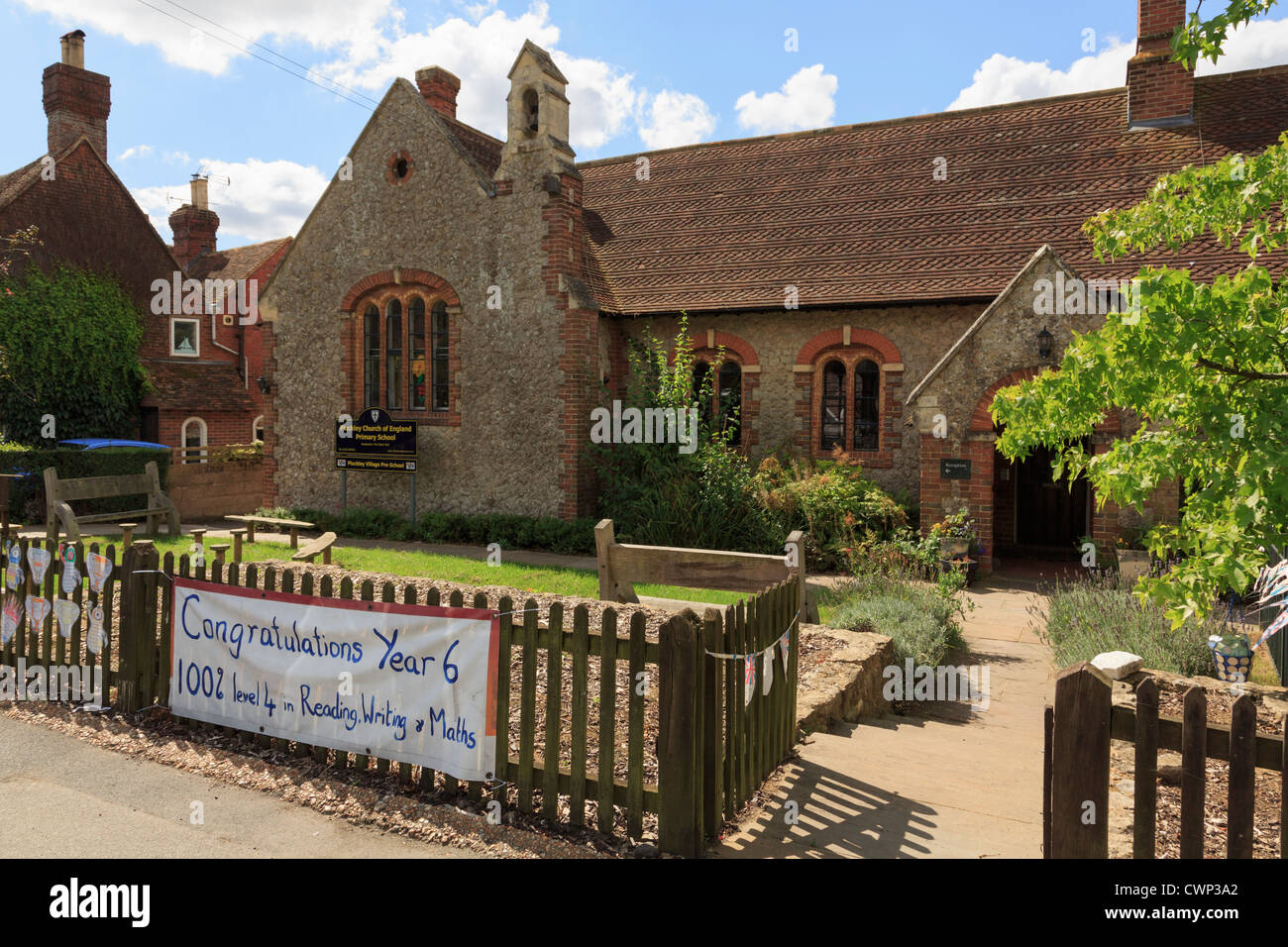 Bâtiment de l'école primaire du village avec 6 année féliciter signe pour le succès dans les examens SATS dans Blaimont, Kent, England, UK Banque D'Images