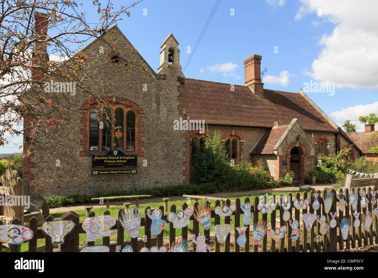Village traditionnel Église d'Angleterre bâtiment de l'école primaire décoré avec des dessins des Jeux Olympiques 2012. Pluckley Kent Angleterre Royaume-Uni Banque D'Images