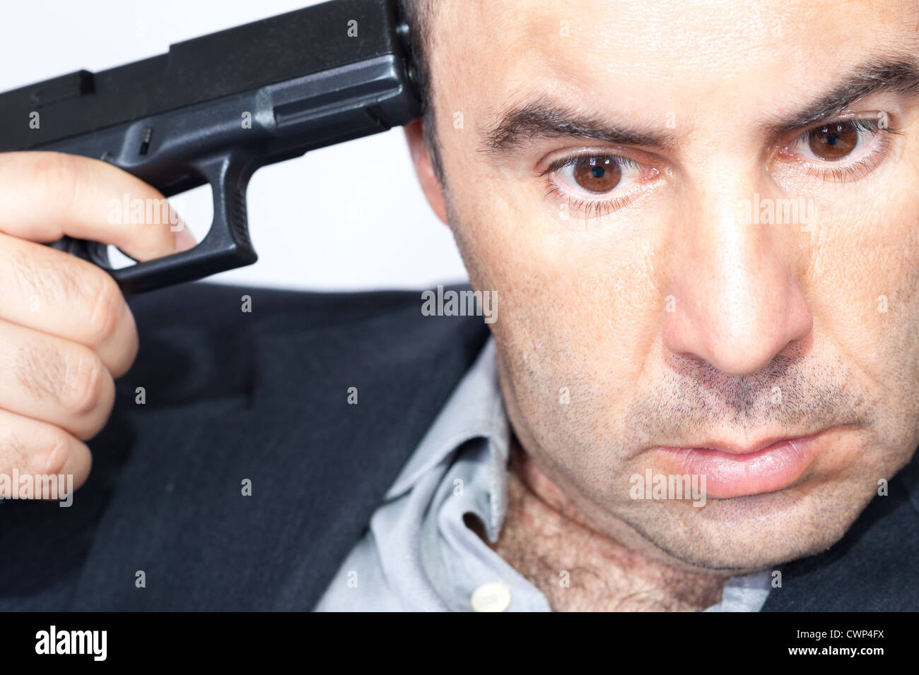 Concept Du Suicide Homme Pointant Une Arme Sur Sa Tete Fond Blanc Photo Stock Alamy