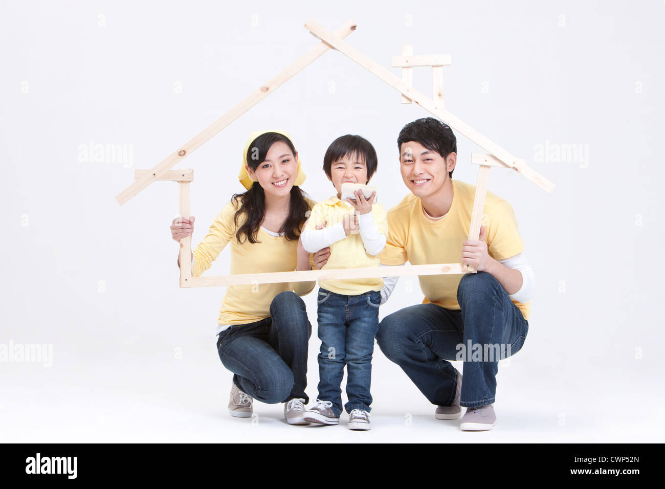Happy Family doing DIY home improvement Banque D'Images