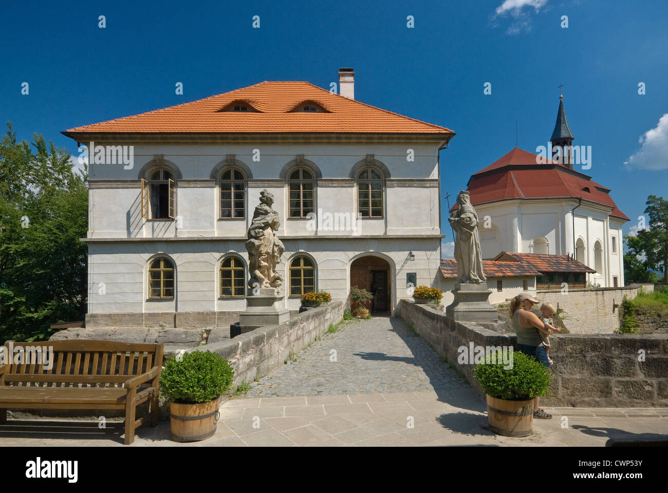 Statues sur pont en face du château Valdštejn à Český du Paradis tchèque dans la région Rhône-Alpes (région de Liberec, République Tchèque) Banque D'Images