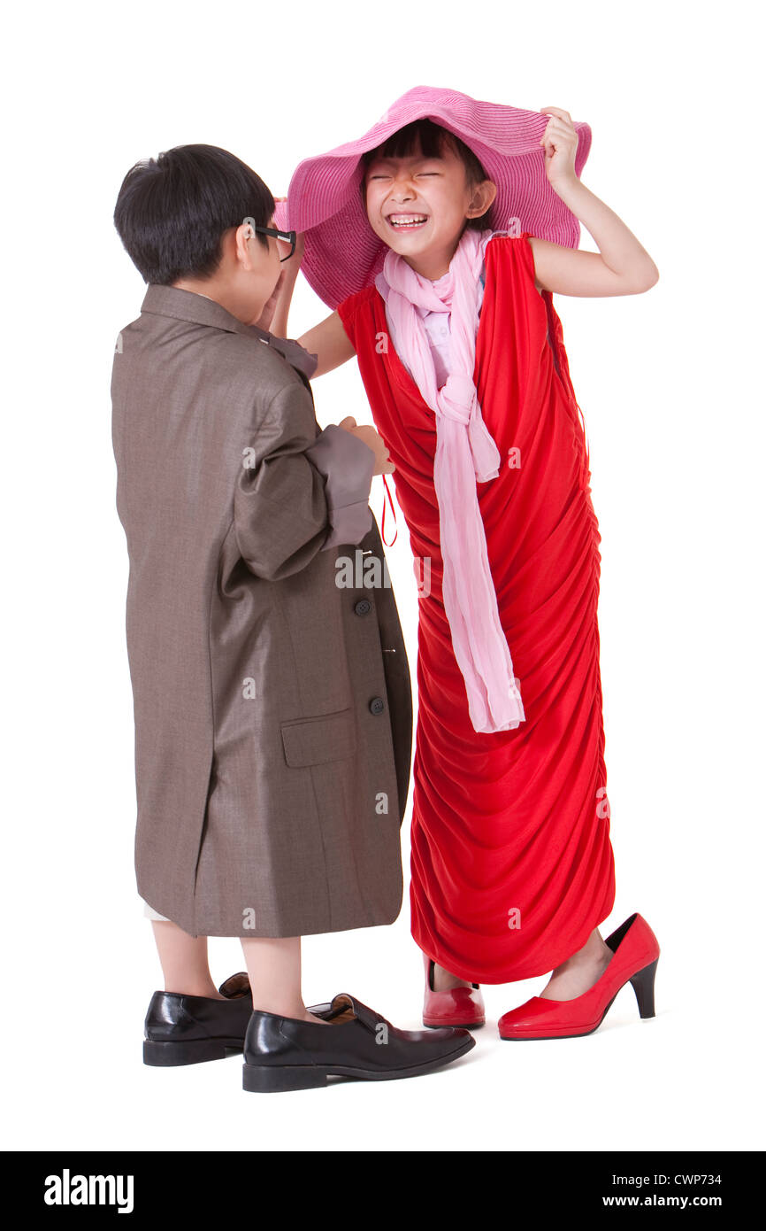 Garçon et fille s'habiller comme des adultes Banque D'Images
