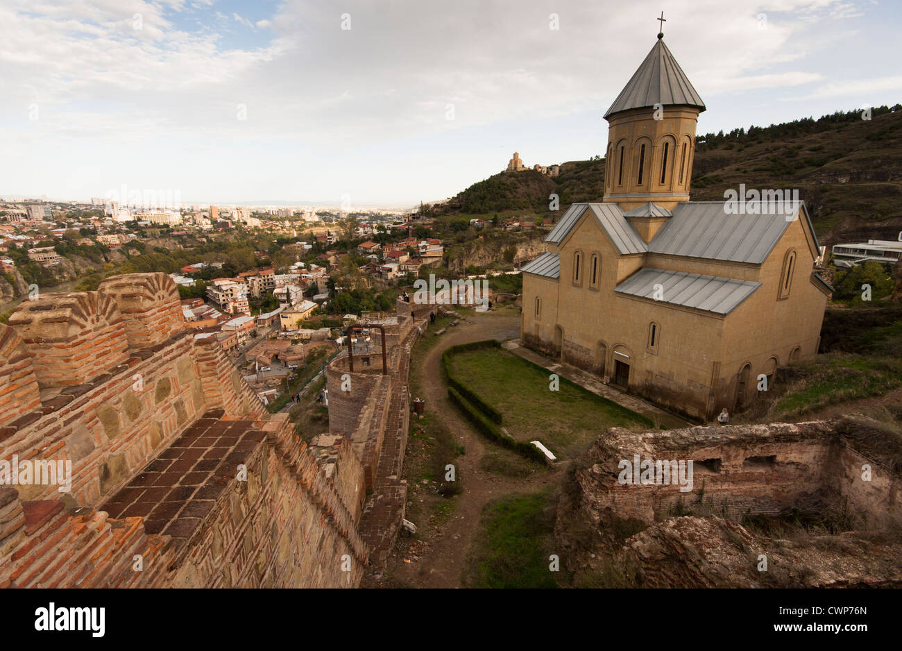 La forteresse de Narikala surplombant Tbilissi, Géorgie Banque D'Images