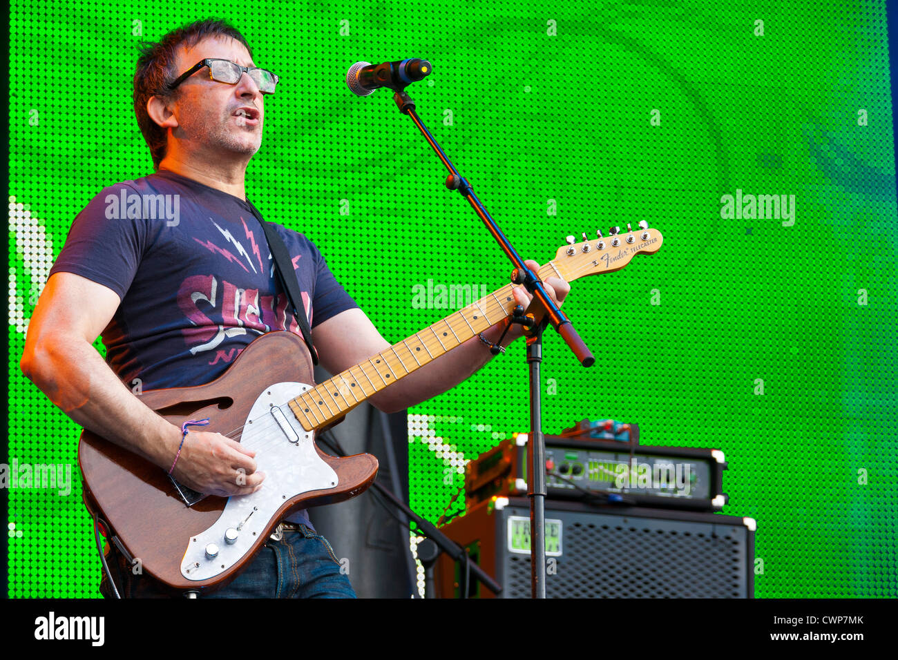 Ian Broudie des Lightning Seeds sur scène au Festival de rembobinage Henley on Thames 2012. Par0291 Banque D'Images