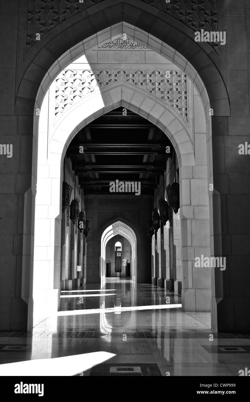 Arcades de la Grande Mosquée du Sultan Qaboos, Muscat, Oman Banque D'Images