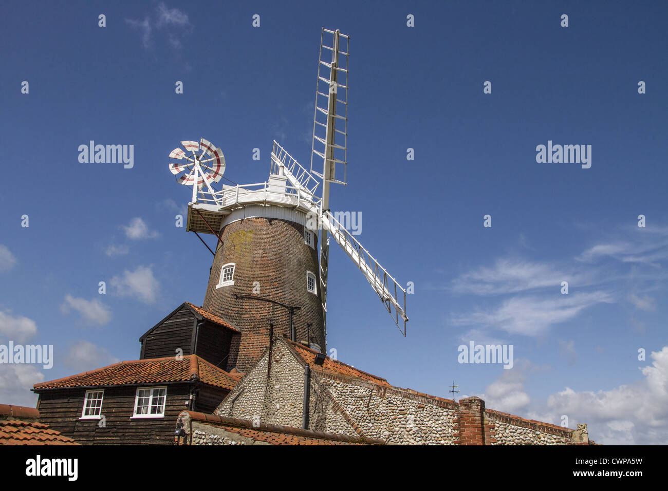 Le CLAJ Moulin date du début du 18e siècle et est un point de repère bien connu sur la côte nord du comté de Norfolk. Elle commande Banque D'Images