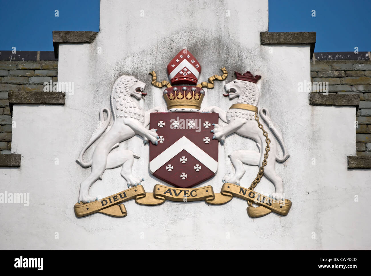 Armoiries de la décoration de l'extérieur de l'ex-berkeley arms hotel, Cranford, Middlesex, Angleterre, inscrit dieu avec nous Banque D'Images