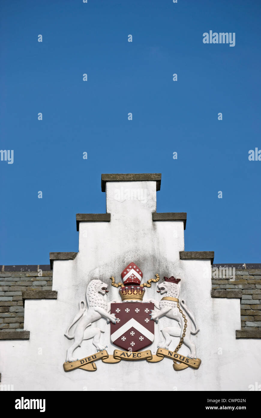 Armoiries de la décoration de l'extérieur de l'ex-berkeley arms hotel, Cranford, Middlesex, Angleterre, inscrit dieu avec nous Banque D'Images