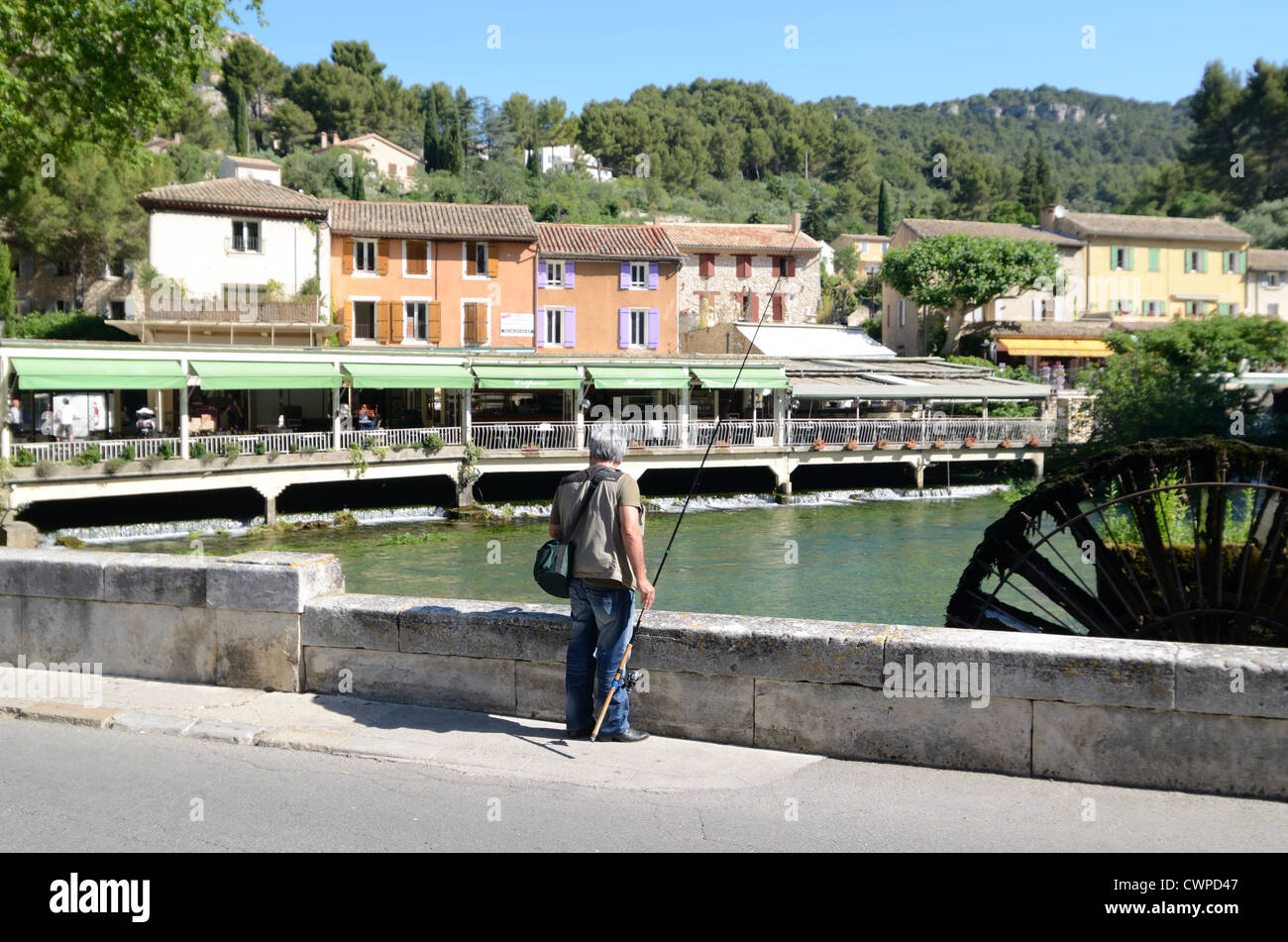 Pêcheur à Fontaine-de-Vaucluse, à la Sorgue et au bord de la rivière ou restaurants au bord de la rivière Vaucluse Provence France Banque D'Images