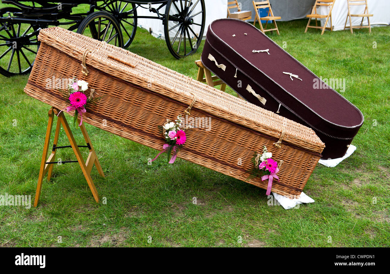 Cercueils Eco sur l'affichage à un pays montrent en Essex Banque D'Images