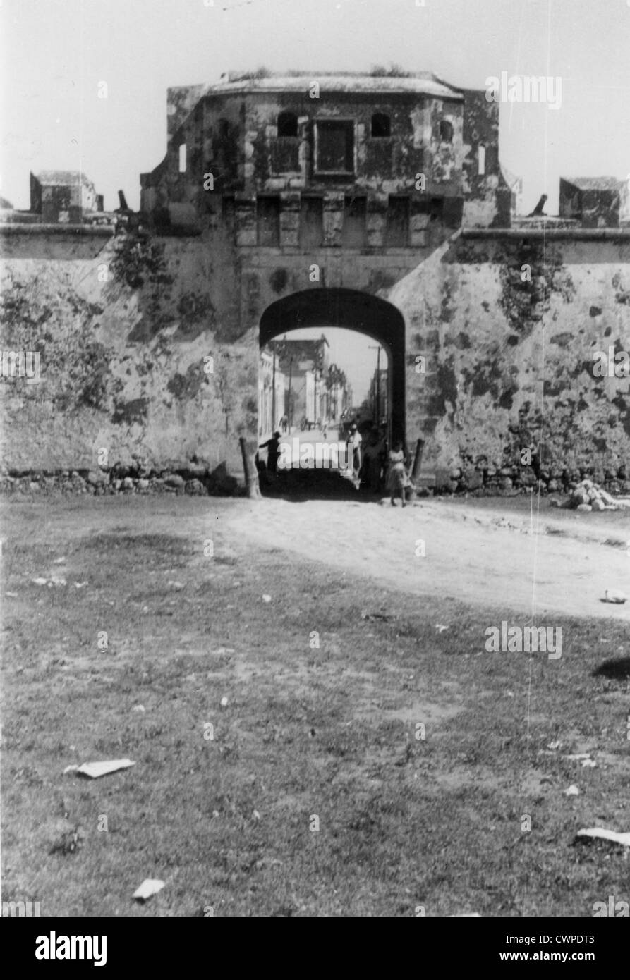 Guatemala Amérique Centrale Juillet 1947 L'entrée en pierre ville tomber l'architecture espagnole Banque D'Images