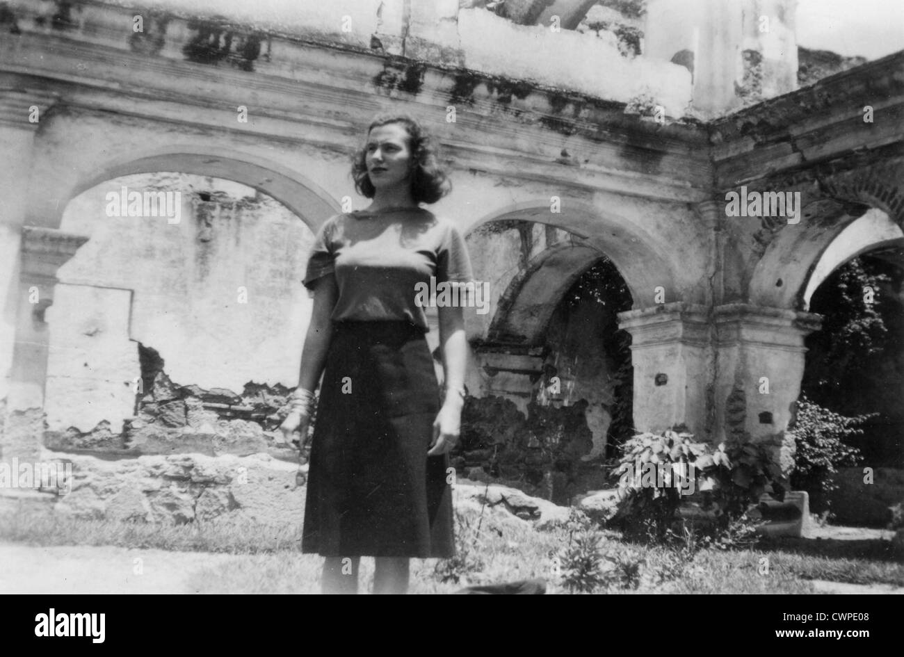 Guatemala Amérique Centrale Amérique latine Juillet 1947 femme ruines Maya Maya Banque D'Images