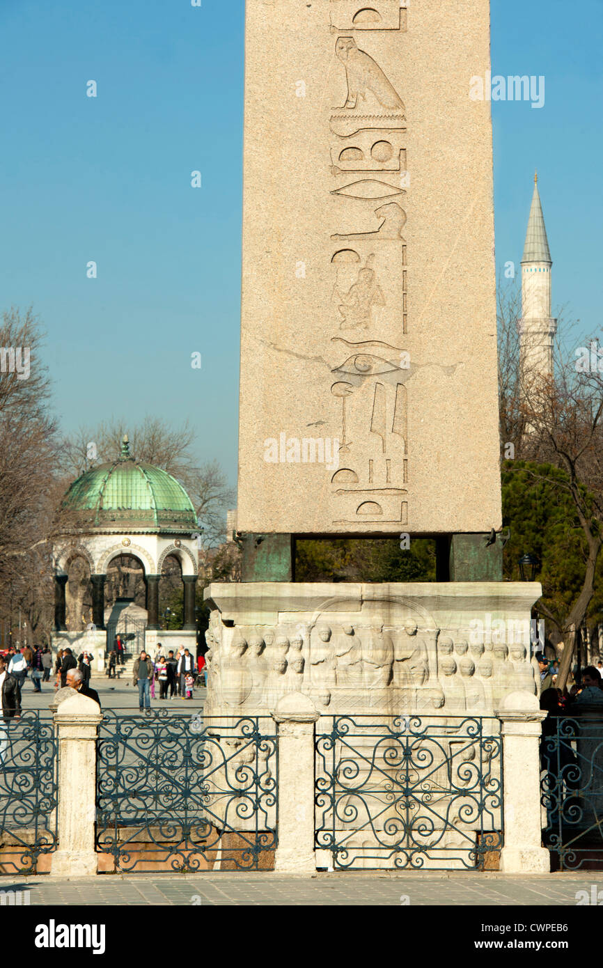 Turquie, Istanbul, Sultanahmet, hippodrome, Ägyptischer Obélisque, Kaiser-Wilhelm-Brunnen und Minarett der Sainte-sophie. Banque D'Images