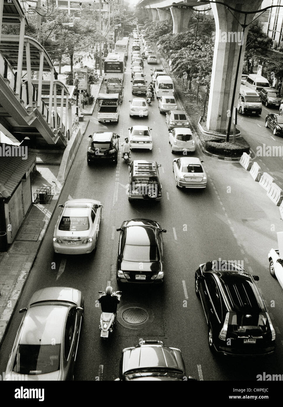 Trafic dans Sukhumvit à Bangkok en Thaïlande en Extrême-Orient asie du sud-est. ville moderne urbain villes voiture voitures b&w travel Banque D'Images