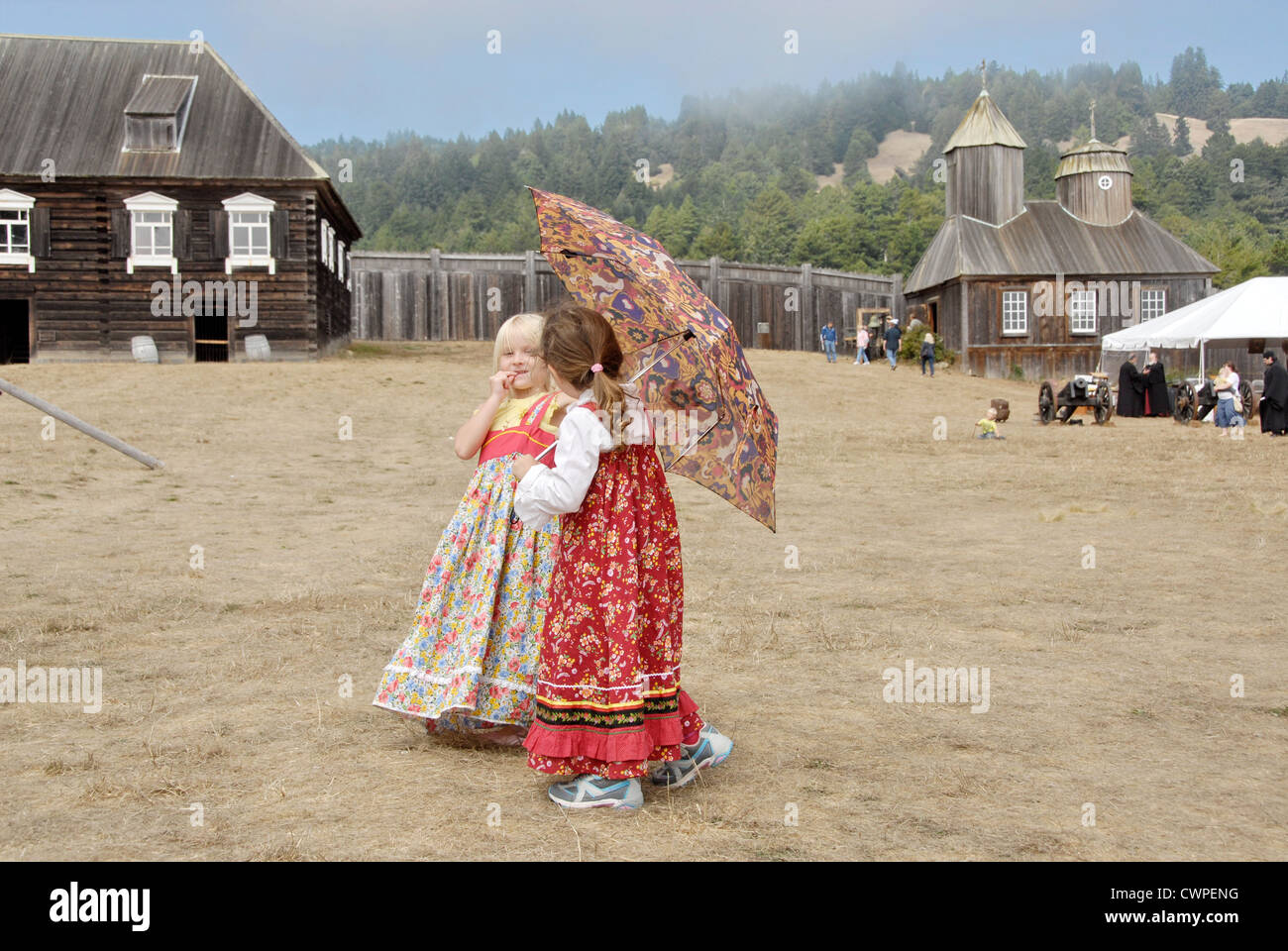 Célébration du bicentenaire de l'Église orthodoxe russe à Fort Ross State Historic Park en Californie. Les enfants en costumes russes. Banque D'Images