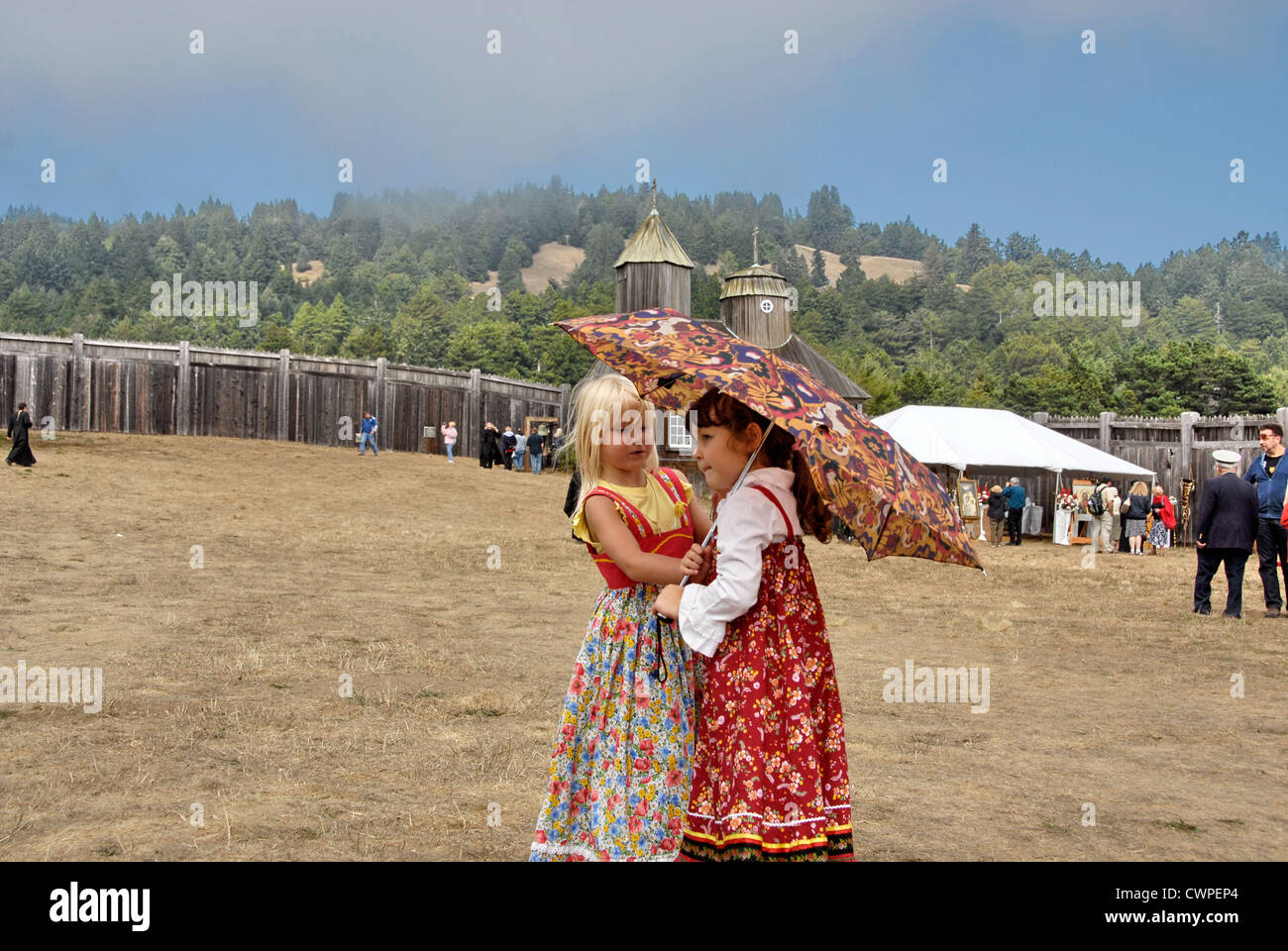 Célébration du bicentenaire de l'Église orthodoxe russe à Fort Ross State Historic Park en Californie. Les enfants en costumes russes. Banque D'Images