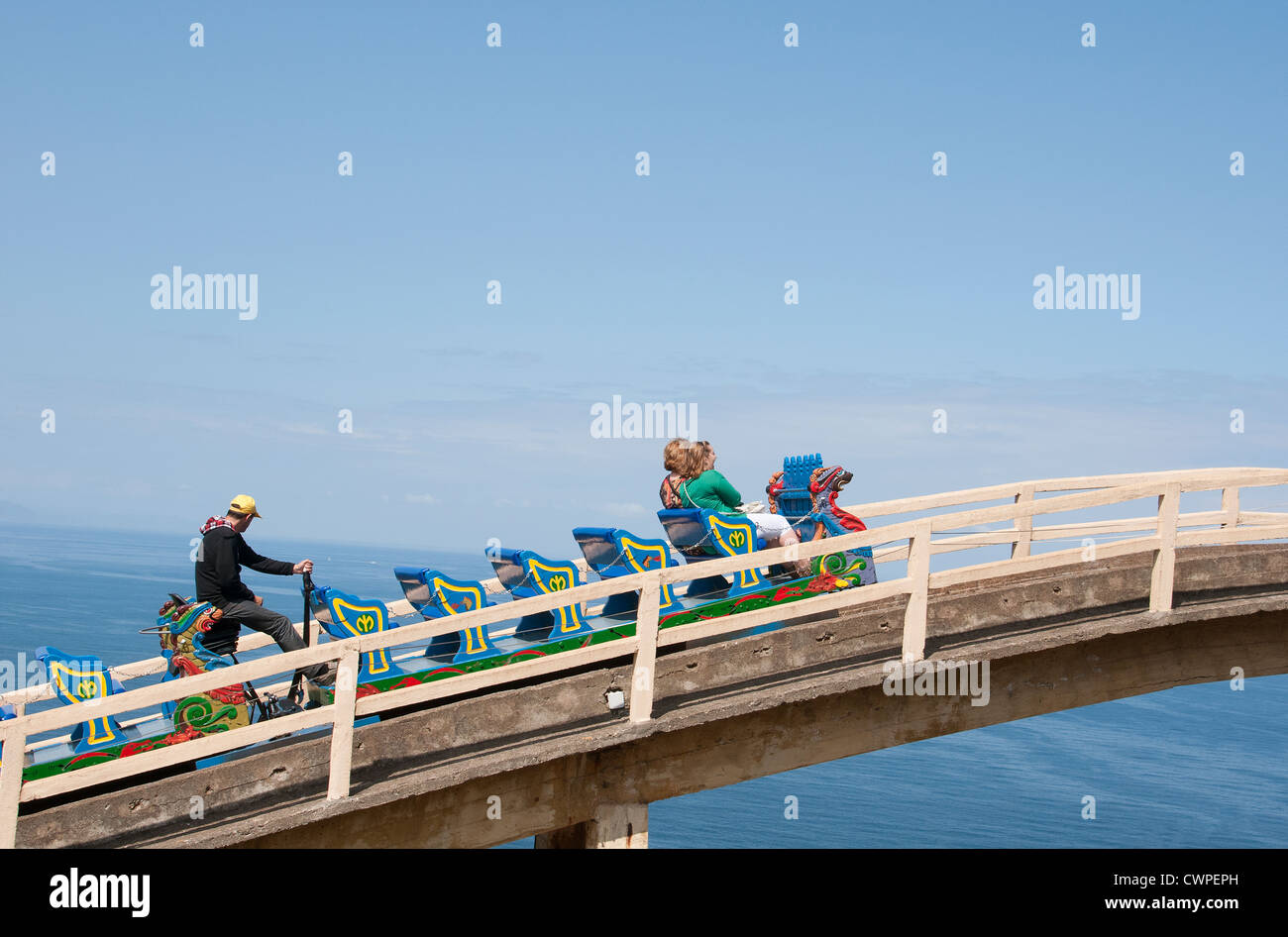 Roller Coaster ride au-dessus du golfe de Gascogne au nord de l'Espagne Banque D'Images