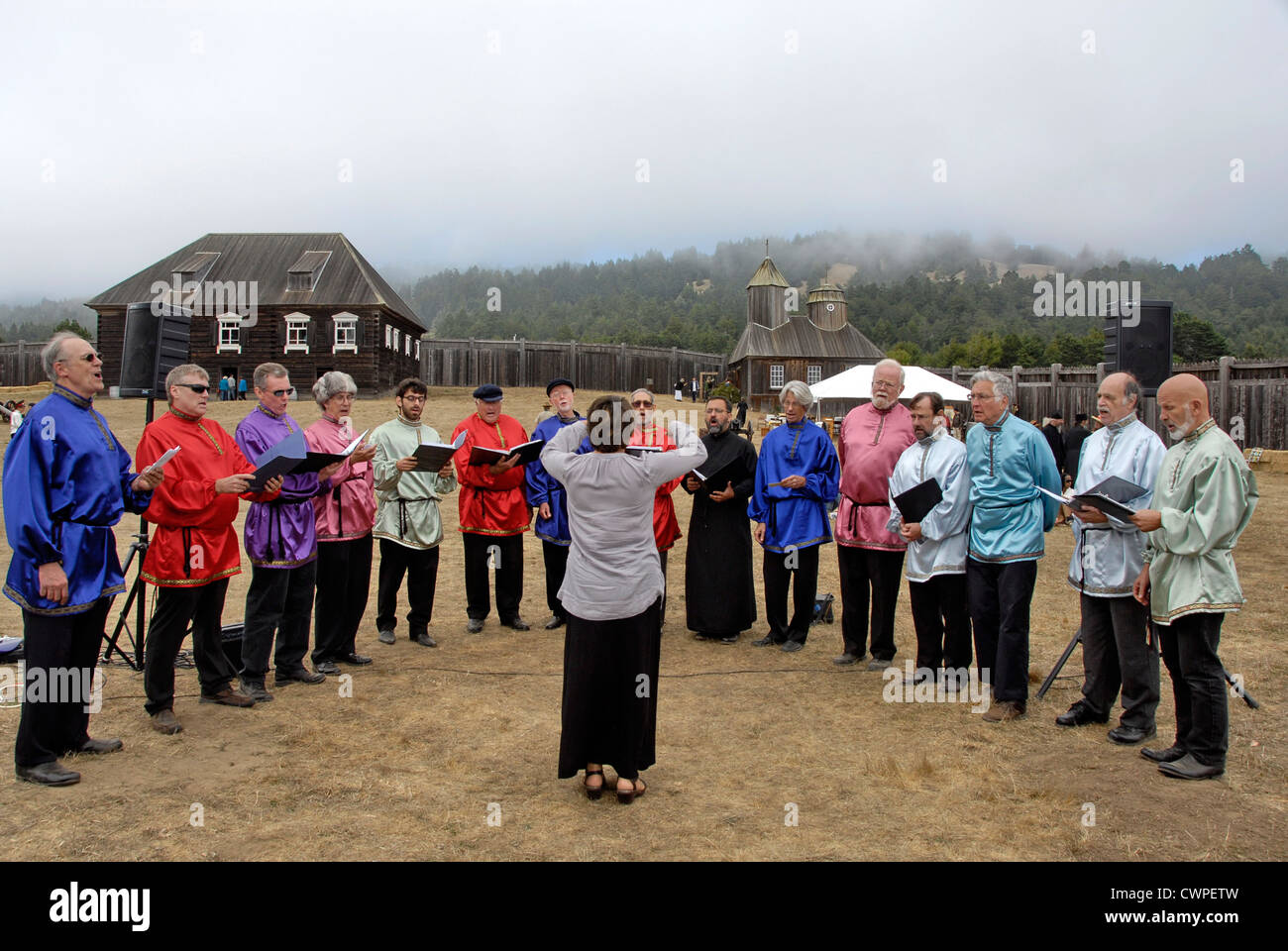 Célébration du bicentenaire de l'Église orthodoxe russe à Fort Ross State Historic Park en Californie. Slavyanka Men's Choir. Banque D'Images