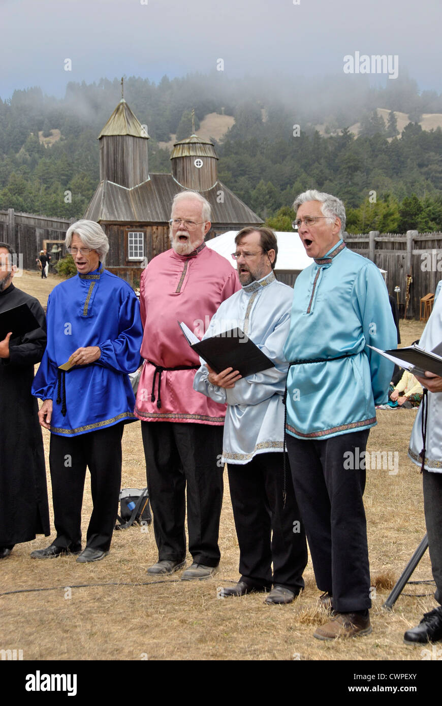 Célébration du bicentenaire de l'Église orthodoxe russe à Fort Ross State Historic Park en Californie. Slavyanka Men's Choir. Banque D'Images
