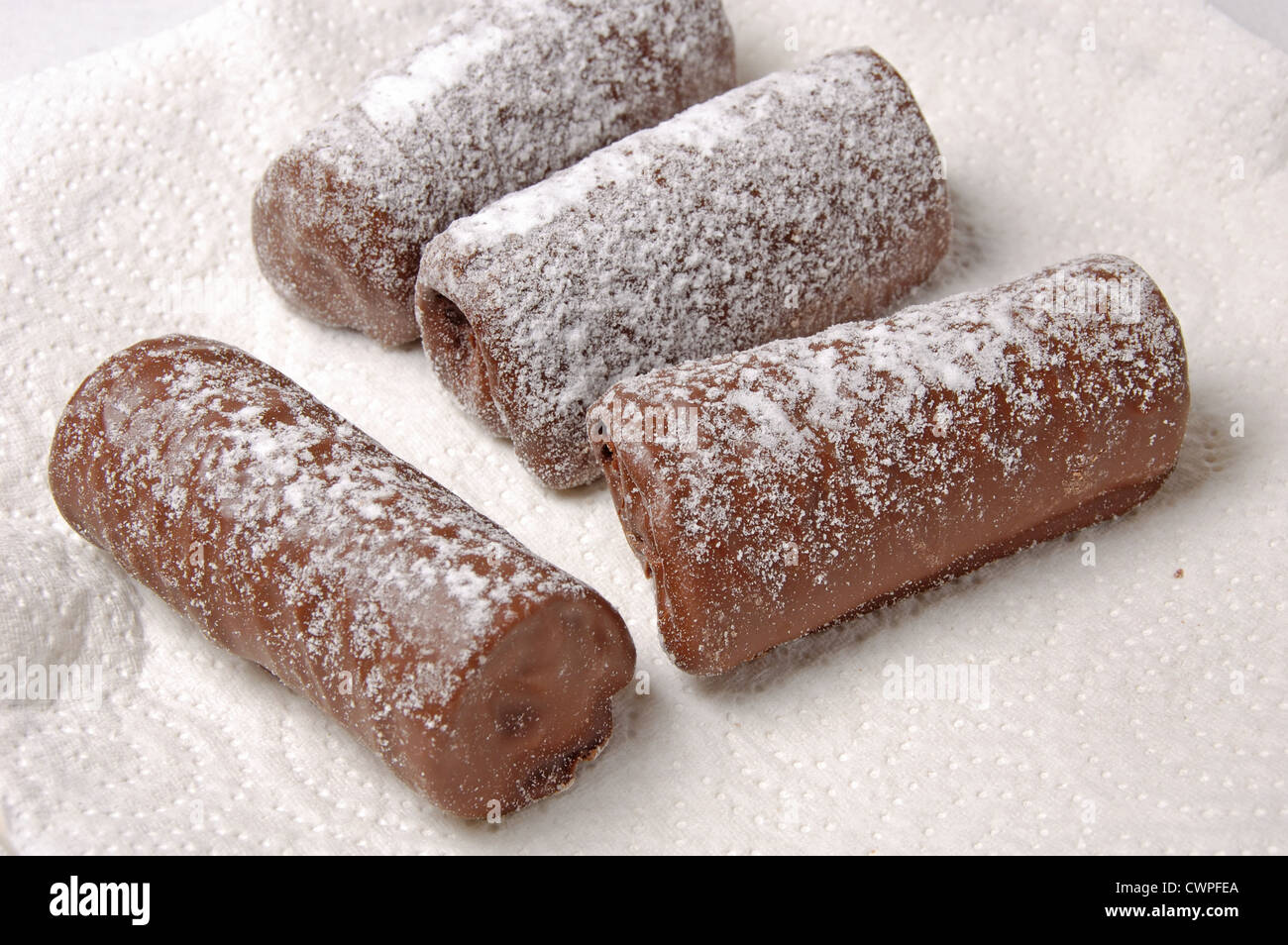 Les journaux au chocolat saupoudrés de sucre glace sur une serviette en papier Banque D'Images