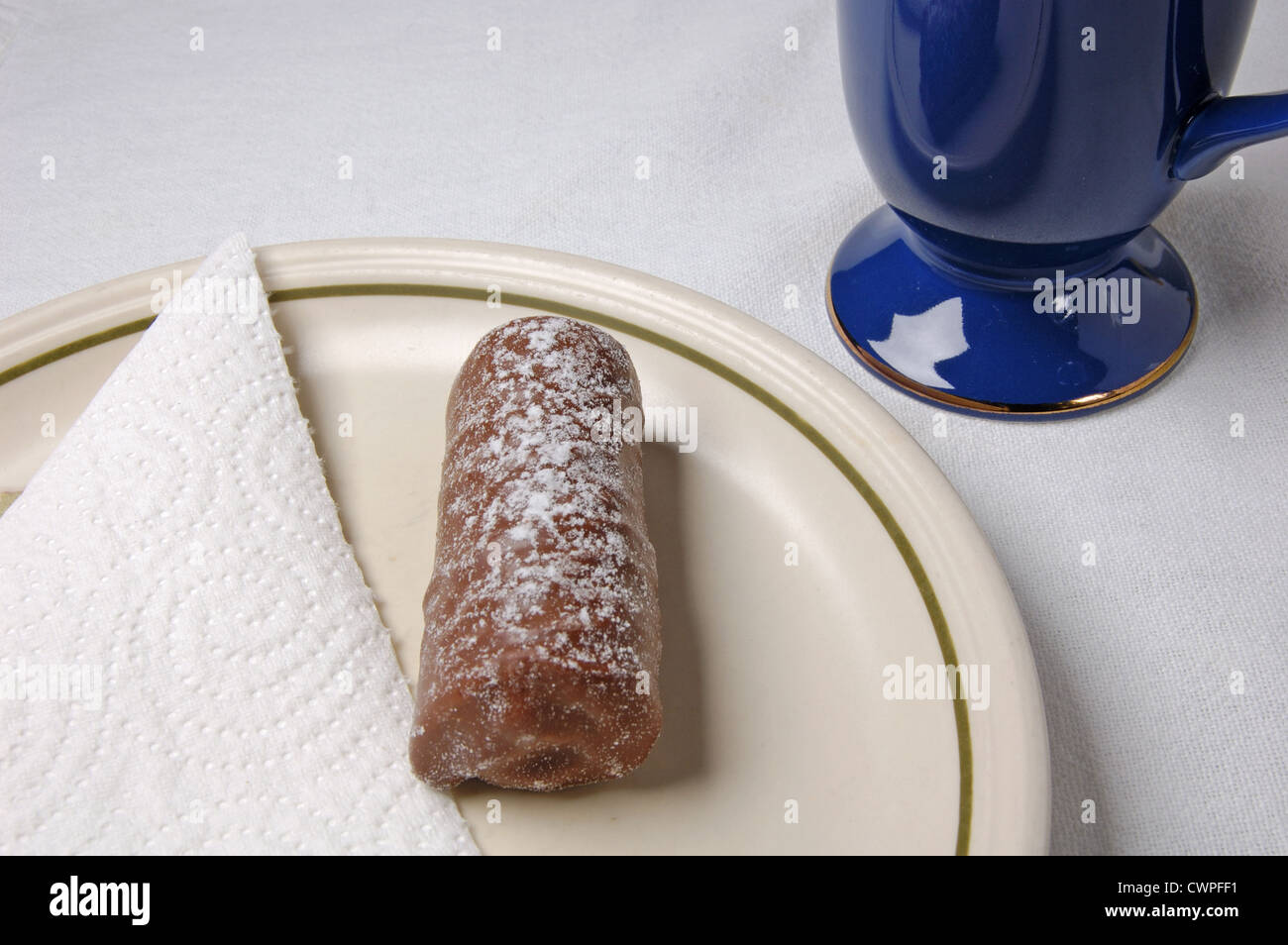 Journal de chocolat saupoudrés de sucre glace sur une plaque Banque D'Images