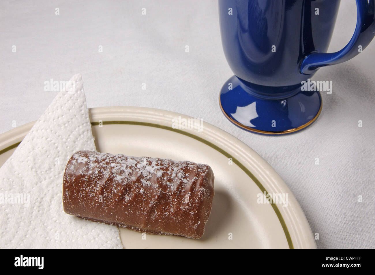Journal de chocolat saupoudrés de sucre glace sur une plaque Banque D'Images