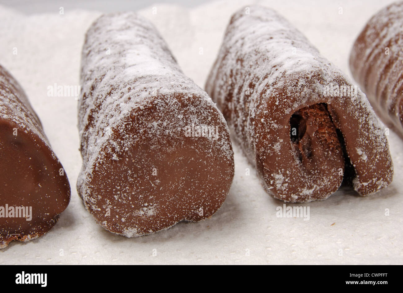 Les journaux au chocolat saupoudrés de sucre glace sur une serviette en papier Banque D'Images