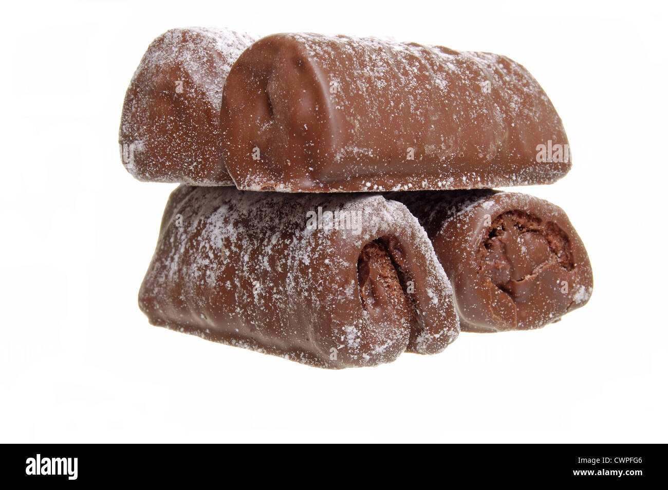 Les journaux au chocolat saupoudrés de sucre glace sur un fond blanc Banque D'Images