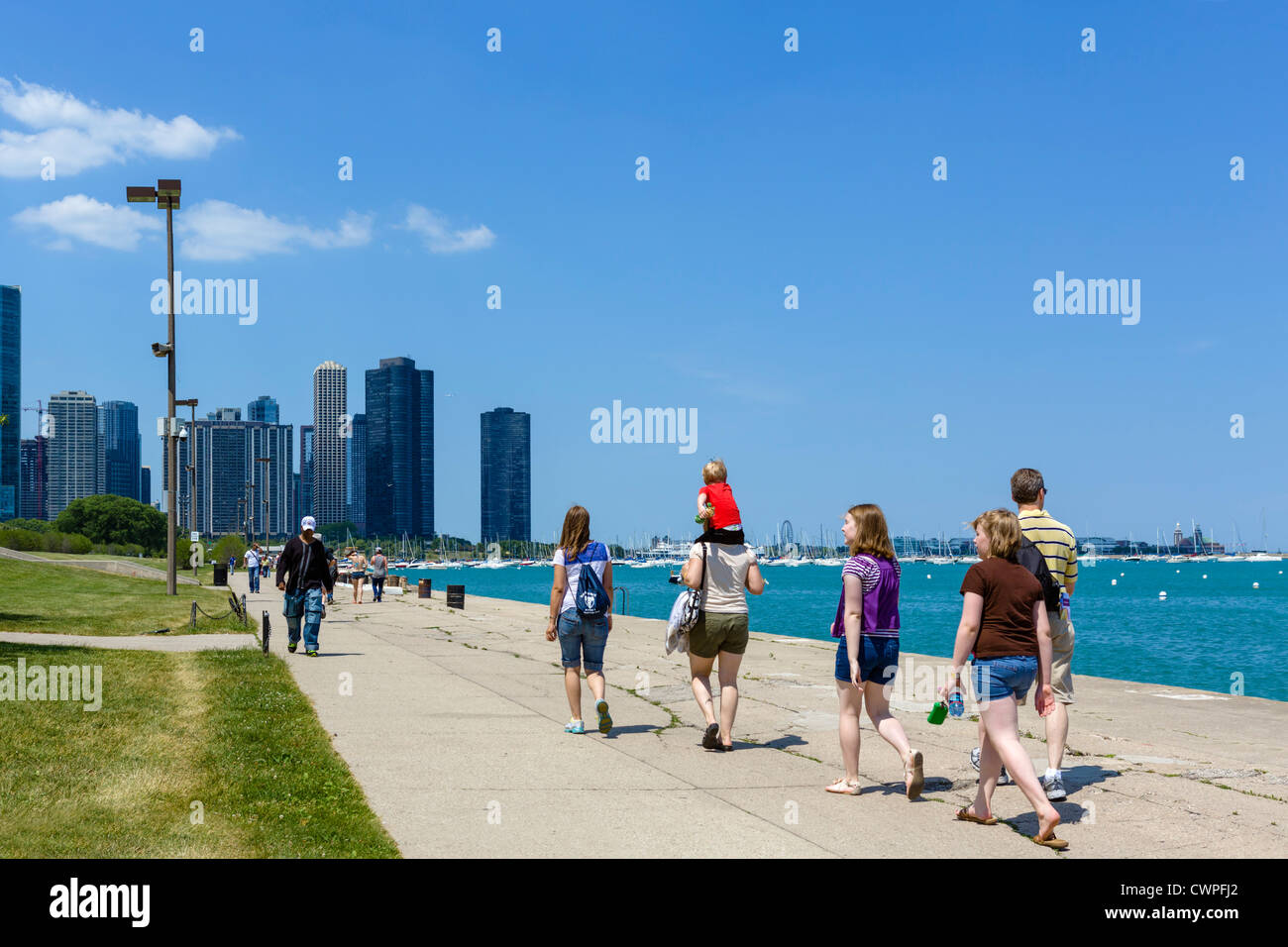 Balades en famille le long de la promenade au bord du lac à Grant Park, le lac Michigan, Chicago, Illinois, États-Unis Banque D'Images